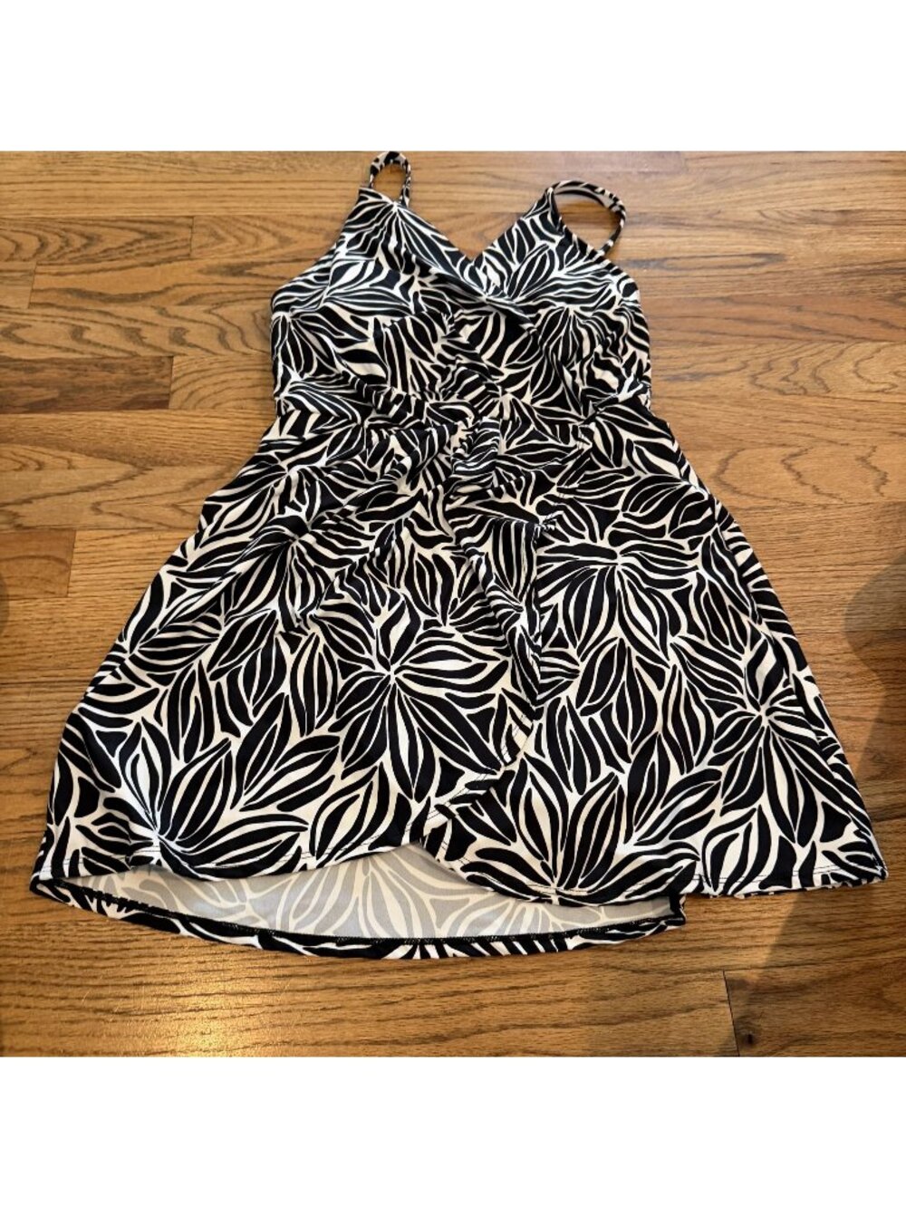 LANDS END WOMENS SMALL BLACK AND WHITE SWIM DRESS